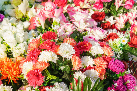花瓣在市场上销售的各种花朵装饰和美多彩的塑料花卖叶子图片