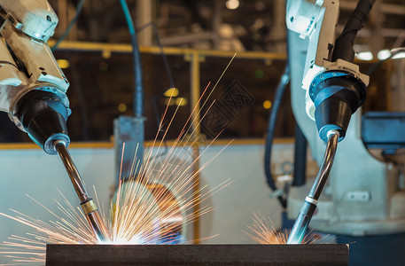工具机械切割闭合器人在汽车厂焊接图片