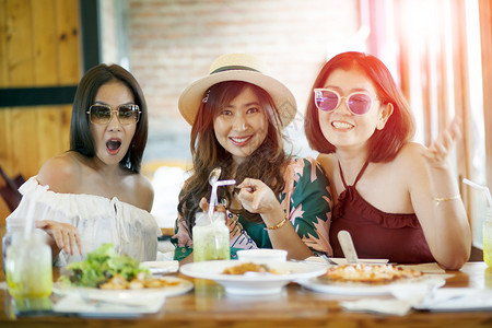 三位亚洲女准备在桌上吃西餐乐趣美丽的食背景图片