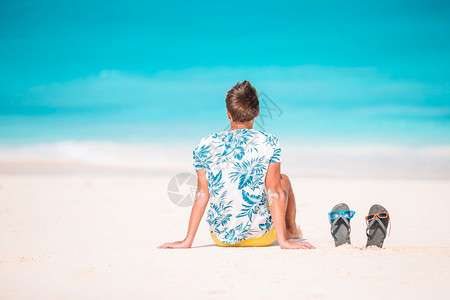 年轻人在海滩上放松看着大海在白沙滩上度假的年轻男人洞穴幸福欧洲图片