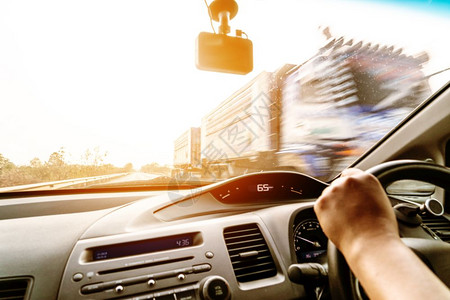控制板车轮安全驾驶速度控制和安全距离公路上的安全驾驶高速公路图片