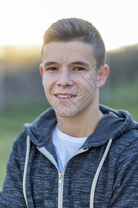 兜帽一个有魅力的少年站着仰望你的肖像背包街道图片素材