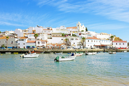镇葡萄牙阿尔加夫的Ferragudo支撑风景优美图片