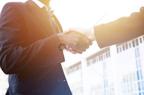 商业女人握手和友谊臂白色的图片