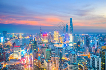 区上海市中心天际在国黄昏时的景象商业塔图片