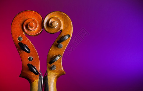 德米特罗两卷老旧的小提琴用复制空间使心脏形状墙紫色的图片