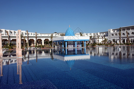 采取突尼斯哈马特旅馆游泳池闲暇日光浴图片