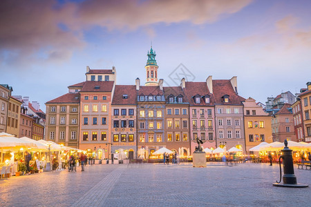 风景优美市场日落时波兰华沙旧城广场正面图片