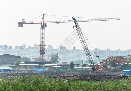 塔脚手架天空建造现代公用寓的建筑工地图片