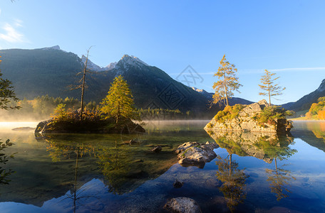 张家界的山反射到山湖的阿尔卑斯岛明信片德国背景