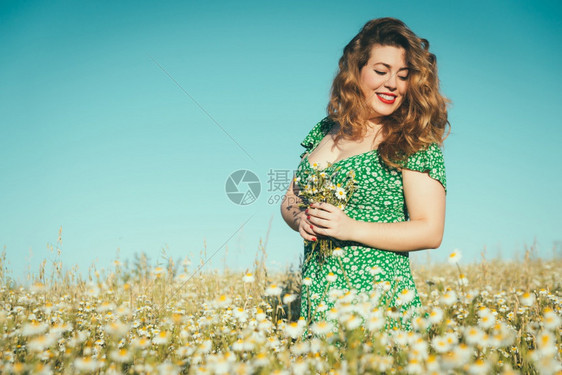 畅快眼镜田里穿绿衣服的妇女草地图片