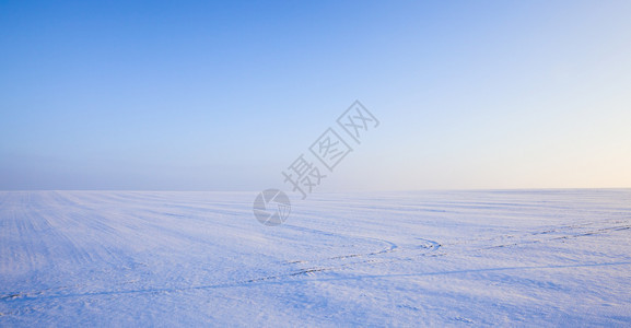 白雪覆盖的地面图片