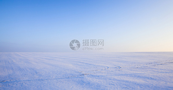 白雪覆盖的地面图片