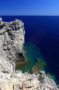 岩石爱琴海岛希腊罗得斯AnthonyQuinnBay附近水晶清澈域图片