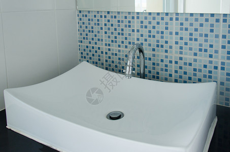 公寓洗手间中的现代白色水槽浴缸国内的图片