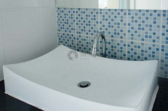 公寓洗手间中的现代白色水槽浴缸国内的图片