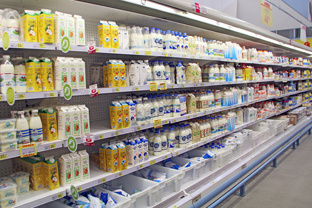 消费主义商店货架上的牛奶酸等乳制品商店选择广泛超市乳品部制选择范围广超市乳制品宽的背景图片