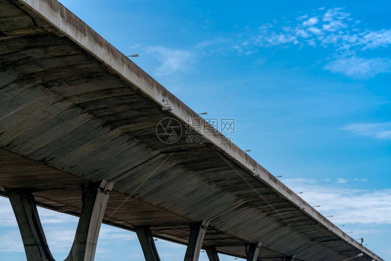 高架混凝土公路底视图立交混凝土公路道立交桥结构现代高速公路交通基础设施混凝土桥梁工程施建筑表示底部天空图片