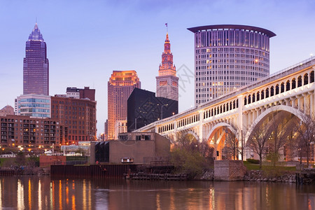 美国俄亥州克利夫兰Cuyahhoga河和市中心天线上的底特律高级大桥反射北多层图片