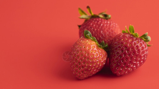 饮食红色的浏览三片草莓上面有复制空间分辨率和高品质的美丽照片前视图三草莓上面有空间复制版高质量美容照片概念图片
