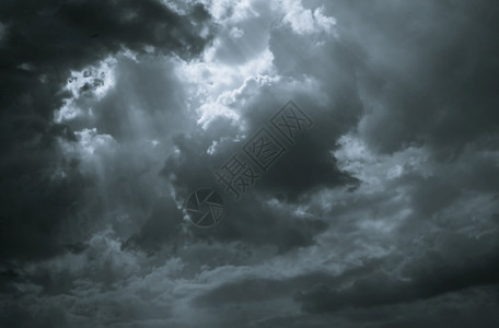 黑暗的戏剧天空和云彩悲伤概念的背景灰色天空和蓬松白云悲伤和喜怒无常的天空自然背景的抽象背景Cloudscape黑暗中的希望天堂户图片