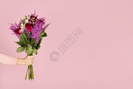 乡村浪漫女手持美丽的花束在粉红色背景中突显女手持玫瑰和洋桔梗花女手持玫瑰和洋桔梗花朵图片