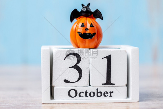 恐怖十月万圣节快乐10月3日有历木南瓜和蝙蝠装饰桌布背景上脸面滑的插板装饰与秋季假日和特礼及治疗概念鬼图片