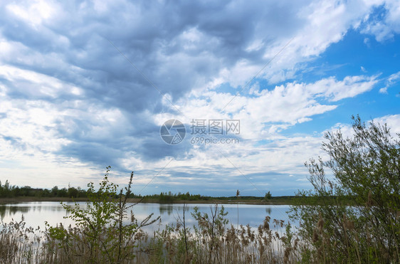 池塘的岸边生长过度湖上云雾雨水气候恶劣池塘的岸边发展过度池塘上气候恶劣a水蓝色的龙卷风海岸图片