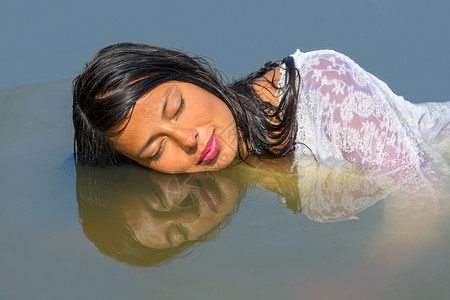 情人舍内维尔纵向妇女面对的自然水反射镜像外部图片