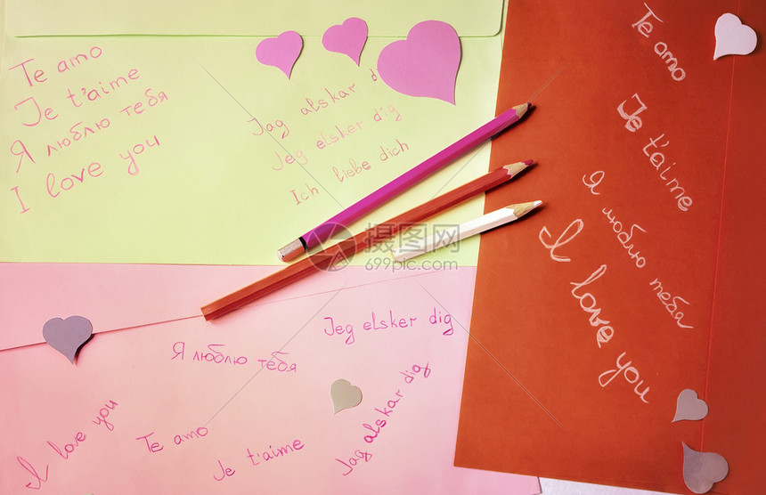 信息用彩色铅笔手写不同语言的爱情宣在彩色信封上用纸心过滤面红以旧式方手工撰写的爱宣言SwandfricedDreadsoflov图片