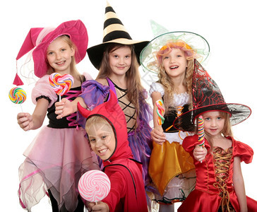 女孩们五个子在万圣节迷彩装和恶魔展示他们的糖果狂欢可爱图片