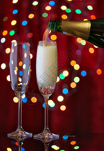 浇注葡萄从瓶子上用两杯从瓶上以喜庆的背景来展示香槟庆祝欢的理念在节日背面用瓶子上两杯装香槟酒图片