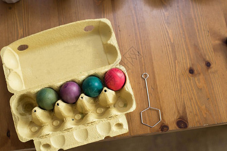 五颜六色的复活节彩蛋的着色准备彩蛋五颜六色的彩蛋复活节着色准备彩蛋家手画图片