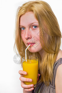 闲暇肖像头发Blondedutch少女喝橙汁用白种树本孤立的稻草图片