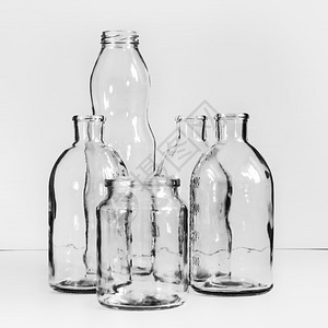 一些透明的空玻璃瓶和罐头黑色白旧的模糊背景有复制空间选择聚焦点CSEPriciveFocolence清除用具目的图片