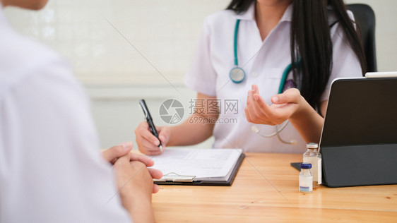 医生向患者提供医疗咨询图片