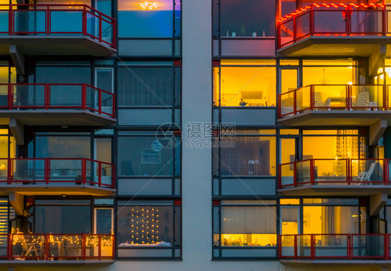 带有灯光窗户的阳台夜间公寓综合设施典型的荷兰铝结构发光的外部镇图片
