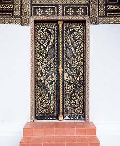 老的信仰手工泰国北部当地教堂传统式图案的旧木门图片