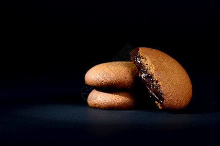 喝美味的巧克力奶油饼干棕色巧克力黑色背景奶油馅食物图片