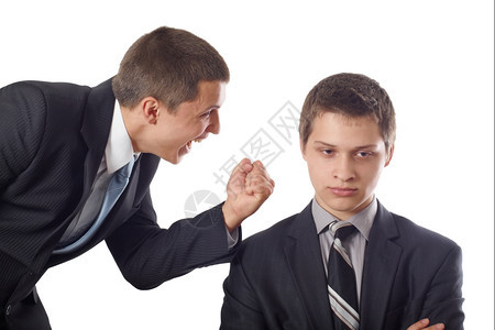 年轻老板用拳头把自己的观点强加于人年轻的白色伙伴图片
