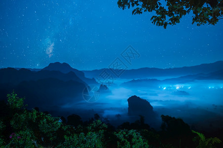 宇宙季节天文学富兰卡夜间雾山景观泰国帕尧富兰卡家公园夜间图片