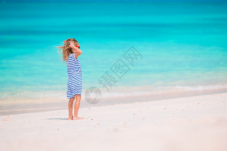 水海洋快乐的小孩享受沙滩热带假期可爱的小女孩在海滩上过暑假滨图片