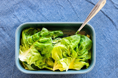 蓝碗的顶端景色新鲜绿沙拉有机食品用素桌上满是橄榄油低的农业植物图片