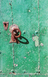 优质的旧木绿色门把手处理圆形的图片