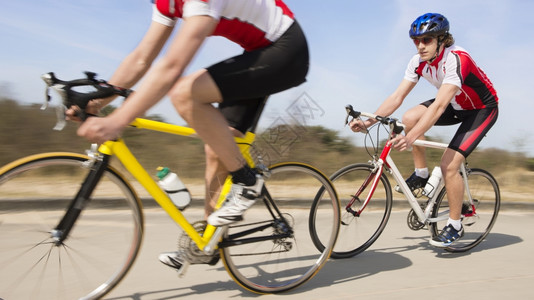 训练循环两名在乡村道路上骑自行车的男运动员锻炼图片