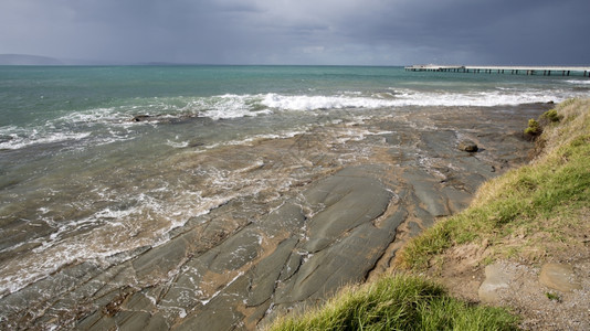 多岩石的天气阳光澳大利亚维多洋公路沿岸的落基海滨位于澳大利亚维多图片