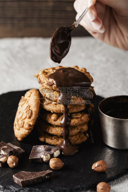 对待甜点美味的巧克力饼干和白色的图片