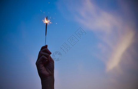 温暖的圣诞快乐和新年晚宴欢庆节日会在天空之夜手持烟火日落抽象的图片