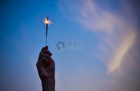 温暖的圣诞快乐和新年晚宴欢庆节日会在天空之夜手持烟火日落抽象的图片