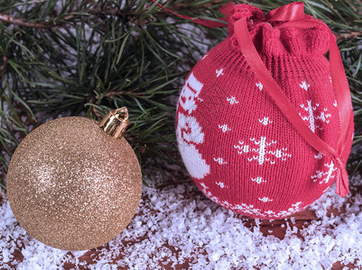 水平的冬季圣诞树球在木背景上仿雪的假冒红色图片